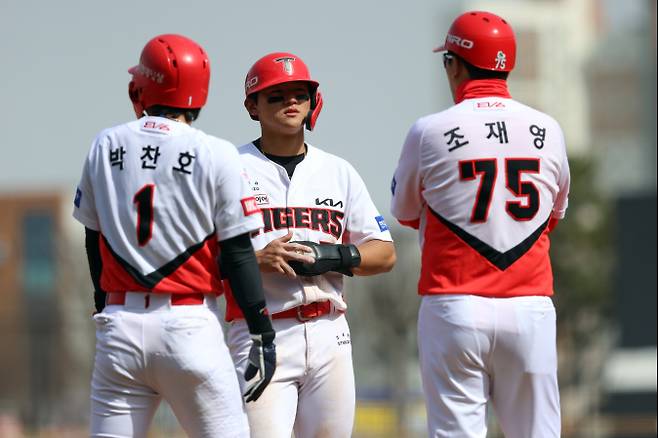 시범 경기에 출전한 김도영(가운데)이 경기 중 조재영 코치와 얘기하고 있다. KIA 제공