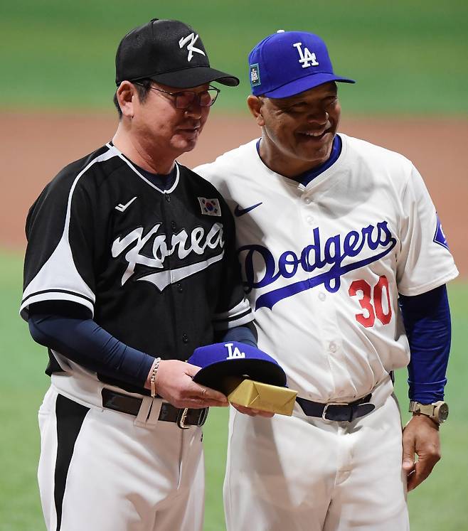 'MLB 월드투어 서울 시리즈 2024’ 팀 코리아와 LA 다저스의 경기가 18일 오후 서울 고척스카이돔에서 열렸다. 류중일 감독과 로버츠 감독이 악수 후 함께 포즈를 취하고 있다. 고척=정시종 기자 capa@edaily.co.kr