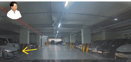 주차구역에서 나오는 차가 지하 주차장 통로를 지나가는 차량의 측면을 부딪친 사고에서 양측 보험사 모두 피해 차량에 과실이 있다고 한 사연이 알려졌다. [사진=유튜브 '한문철TV']