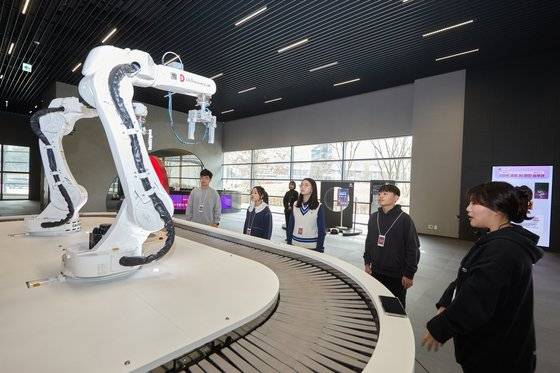 스마트 팩토리는 사람의 눈을 대신해서 인공지능 기술인 양불판정을 진행해준다.