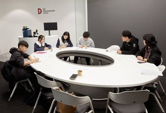 소중 학생기자단이 한혜연 LG연암문화재단 교육사업팀 책임과 박산순 교육사업팀 팀장(맨 오른쪽부터)에게 인공지능에 대해 궁금한 점을 질문하는 시간을 가졌다.