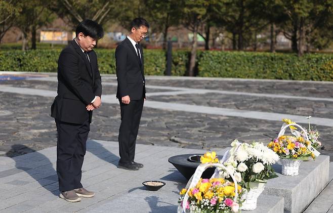 더불어민주당 양문석 경기 안산갑 후보가 18일 오전 경남 김해시 진영읍 봉하마을 노무현 전 대통령 묘역을 참배하고 있다. 오른쪽은 재단 관계자.   양 후보는 2008년 '국민 60~70％가 반대한 한미 FTA(자유무역협정)를 밀어붙인 노무현 대통령은 불량품'이라는 등 내용의 칼럼을 썼다는 사실이 알려지며 노 전 대통령을 비하했다는 지적이 당내에서 제기됐다.