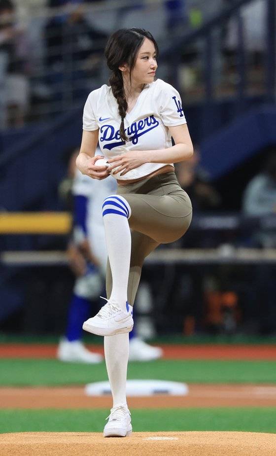 배우 전종서가 지난 17일 서울 고척스카이돔에서 열린 로스앤젤레스(LA) 다저스와 키움 히어로즈의 미국프로야구(MLB) 서울시리즈 연습경기에서 시구를 하고 있다. 연합뉴스