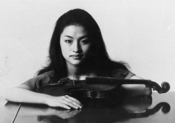 1970년 차이콥스키 협주곡으로 런던심포니(LSO) 무대에 데뷔한 정경화는 에너지 넘치는 열정적 연주로 전 세계를 사로잡았다. [중앙포토]