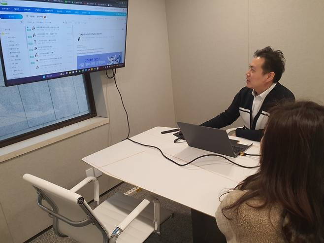 송주현 차장(오른쪽)이 직원 교육 관련 계획을 논의하고 있다. 윤현주 기자
