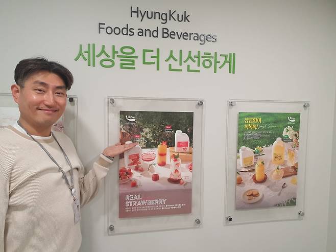 권순석 차장이 신제품 포스터를 소개하고 있다. 윤현주 기자