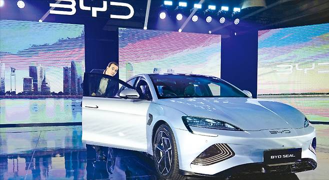 중국 최대 전기차 업체 BYD가 올 1월 인도네시아 자카르타에서 개최한 전기차 출시 행사에서 한 관람객이 중형 전기 세단 ‘실(Seal)’을 살펴보고 있다. AP연합뉴스