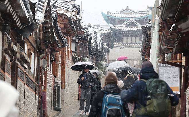 지난 1월9일 서울 종로구 북촌 한옥마을을 찾은 관광객들이 한옥의 분위기를 즐기고 있다. 연합뉴스