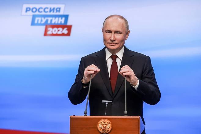 블라디미르 푸틴 러시아 대통령이 대선 승리가 확정된 지난 17일 밤 모스크바에 마련된 자신의 선거운동본부를 찾아 기자들 앞에서 발언하고 있다.  TASS 연합뉴스