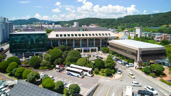 경남 통영시가 청년 일자리 창출을 위해 ‘청년 인턴제’를 올해 첫 시행한다. 사진은 통영시청 전경. 국제신문DB