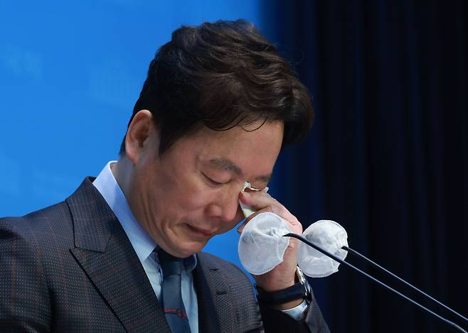 정봉주 더불어민주당 전 의원이 18일 국회에서 기자회견을 하다가 눈물을 훔치고 있다. 연합뉴스