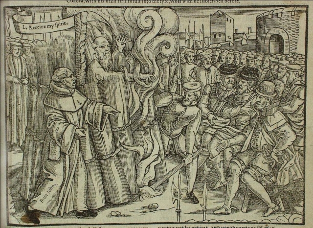 1563년 존 폭스의 '순교사'에 등장하는 토머스 크랜머 캔터베리 대주교의 화형 모습. 그는 자신이 '피의 메리' 여왕의 통치 아래 개신교적 행동을 취했던 것을 철회하는 서명을 했다가 다시 취소하면서 철회 서명을 했던 두 손가락부터 불에 넣고 있다.