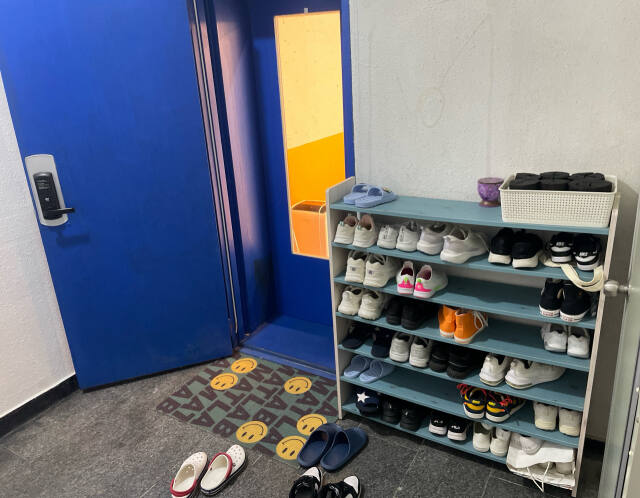 지난 15일 오후 3시께 안산시 상록구 본오동 지하 연습실에 강습을 받으러 온 아이들의 신발이 놓여있다. 금유진 기자