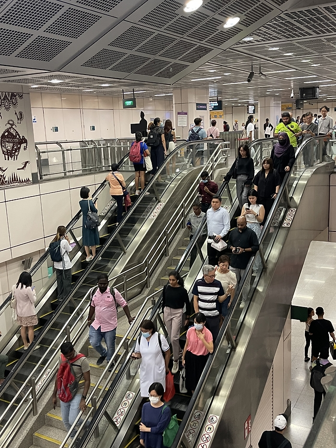 싱가포르 지하철 리틀 인디아역 퇴근시간.