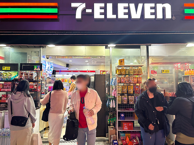 Foreign customers visiting Myeongdong 7-Eleven. [Photo by 7-Eleven]