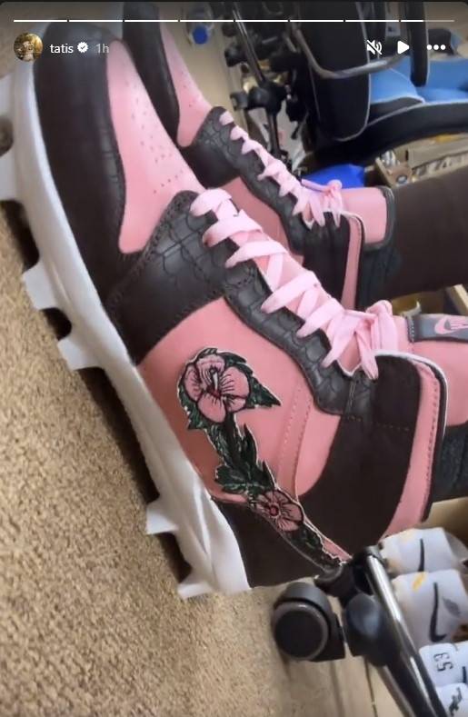 샌디에이고의 페르난도 타티스 주니어가 18일 자신의 SNS에 소개한 무궁화 스파이크화. 인스타그램