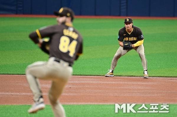 2024년 3월 18일 서울 고척스카이돔에서 ‘메이저리그 월드투어 서울시리즈 2024’ 스페셜 매치 LG 트윈스와 샌디에이고 파드리스의 경기에 열렸다. 샌디에이고 김하성이 수비를 하고 있다. 사진(서울 고척)=천정환 기자