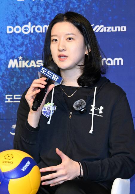 현대건설의 이다현이 18일 서울시 강남구 청담동 리베라호텔에서 열린 도드람 2023~2024 V리그 포스트시즌 미디어데이에서 각오를 밝히고 있다. 한국배구연맹 제공