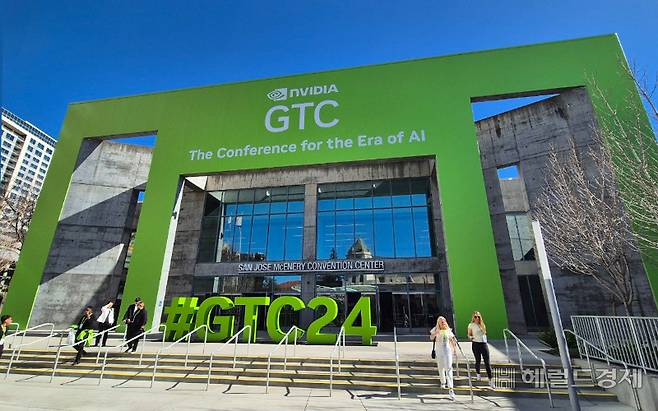 ‘엔비디아 GPU 테크놀로지 콘퍼런스 2024’의 개막을 하루 앞둔 17일(현지시간) 미국 캘리포니아주 새너제이 컨벤션센터 외벽 전체가 엔비디아를 상징하는 연두색으로 랩핑돼 있다. 사진=김현일 기자(새너제이)/joze@heraldcorp.com