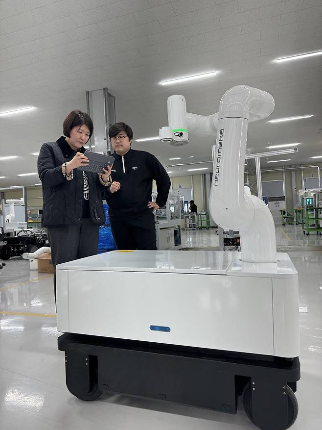 ETRI 연구진이 티치펜던트 모비(MOBY) SW를 작동하고 있다.[ETRI 제공]