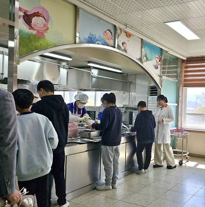 [안동=뉴시스] 영양교사가 있는 학교 급식실. (사진=경북교육청 제공) 2024.03.18 *재판매 및 DB 금지