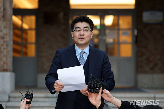 [서울=뉴시스] 김명년 기자 = 방재승 서울대 의대 교수협의회 비대위원장이 18일 오후 서울 종로구 서울대학교 연건캠퍼스의과대학 앞에서 사직서 제출 시기 논의를 위한 총회 결과를 브리핑하고 있다. 2024.03.18. kmn@newsis.com