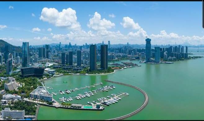 광홍마 메가베이가 광둥, 홍콩, 마카오의 세 곳의 결합이라 한다면, 난샤(南沙), 첸하이(前海), 헝친(橫琴)은 각각을 연결하면서 선구적이자 실험적으로 융합과 발전을 이루어 나가는 삼두마차와 같은 특구이다. 북에서 남으로 흐르는 주강과 그 하구를 중심으로 놓았을 때, 가운데이자 북쪽에는 광저우의 난샤가, 오른편에는 홍콩에 인접하여 첸하이가, 왼편에는 마카오에 붙은 헝친이 자리하고 있다. 세 곳은 선도, 융합, 실험이라는 공통점과 함께 명칭이나 역할면에서 다른 특징을 갖고 있다.