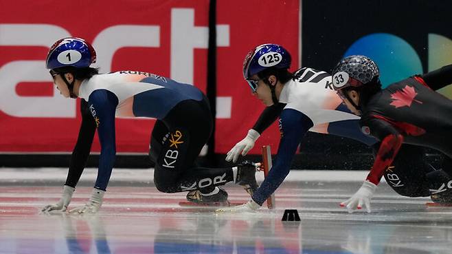 2024 국제빙상연맹(ISU) 쇼트트랙 세계선수권대회 남자 1,000m 결승에서 박지원(왼쪽)에게 반칙하는 황대헌(오른쪽).