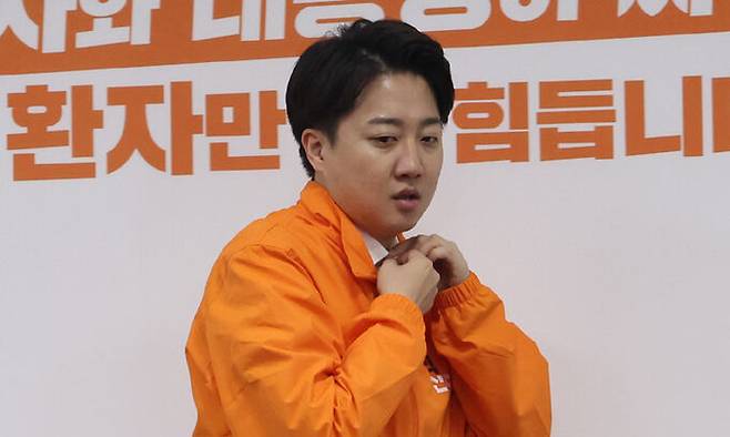 개혁신당 이준석 대표가 18일 서울 여의도 국회에서 열린 최고위원회의에 참석 하고 있다. 뉴스1