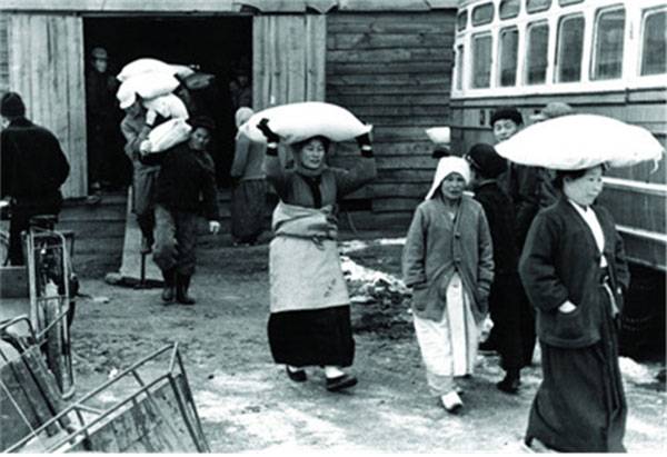 미국이 원조한 밀가루 포대를 지급받은 시민들의 모습. 사진 제공=농림축산식품부