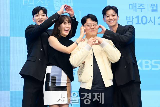 배우 연우진, 김하늘, 장승조와 이호 감독이 18일 오후 서울 구로구 더 세인트에서 진행된 KBS2 새 월화드라마 ‘멱살 한번 잡힙시다’(극본 배수영/연출 이호) 제작발표회에서 포즈를 취하고 있다. 김규빈 기자