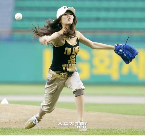 2005년 7월8일 프로야구 삼성과 두산의 잠실 경기에 시구자로 나서 투구하고 있는 배우 홍수아. 사진 스포츠경향DB