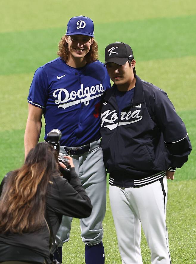 ▲ 원태인(오른쪽)이 LA 다저스의 타일러 글래스나우와 기념 촬영에 나섰다. ⓒ연합뉴스