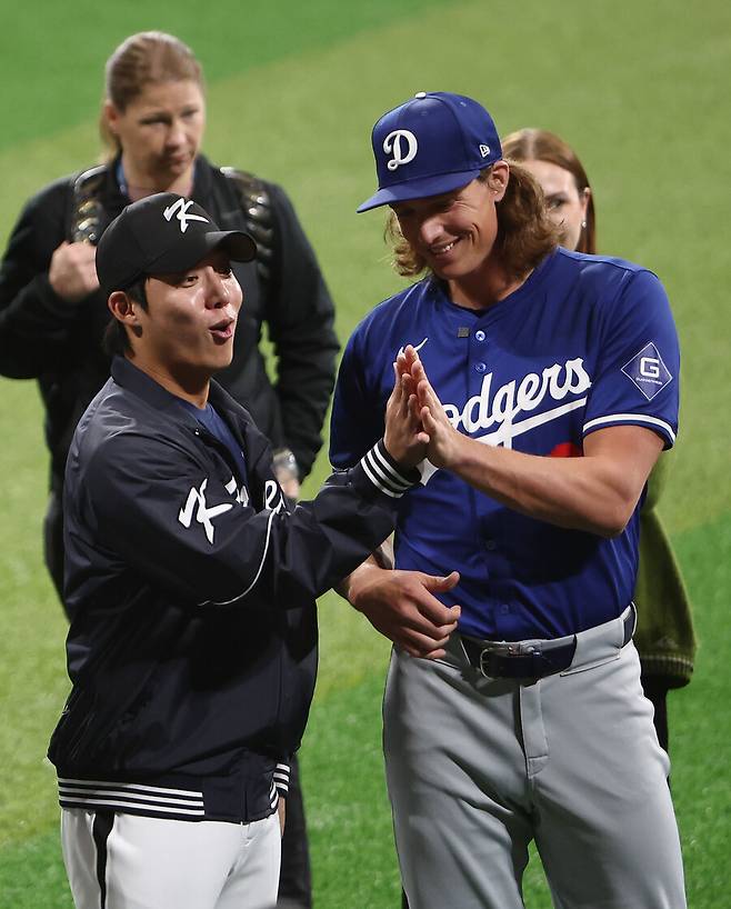 ▲ 원태인(왼쪽)이 타일러 글래스나우와 손바닥 크기를 재고 있다. ⓒ연합뉴스