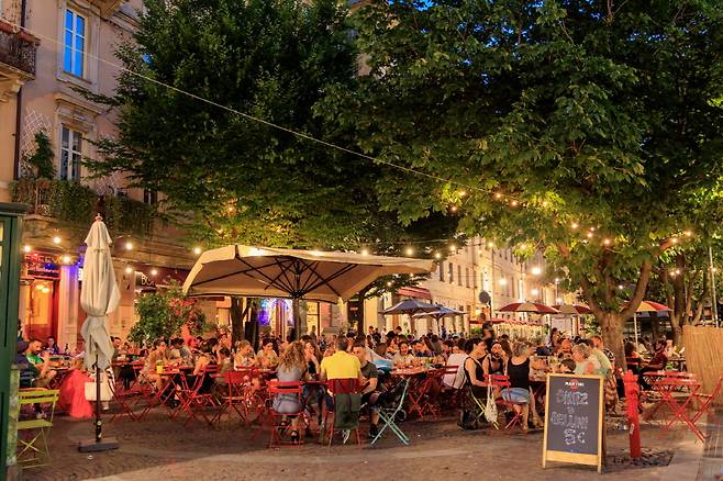 아페리티보 장소로 가장 있는 꽈드리라테로 동네의 모습