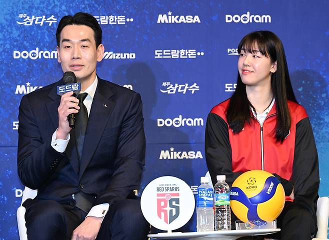 왼쪽부터 여자프로배구 정관장 고희진 감독과 정호영. KOVO 제공