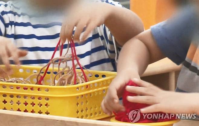 어린이집에서 놀이하는 아동 [연합뉴스TV 제공]