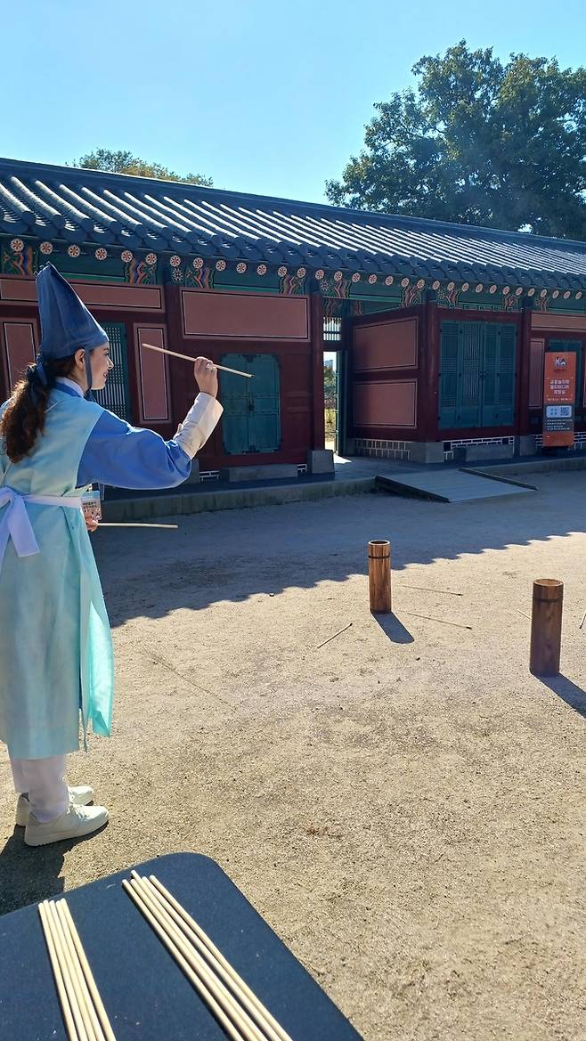 투호 놀이를 하는 사라 씨 지난해 궁중문화축전에서 '궁이둥이'로 활동하던 모습 [본인 제공. 재판매 및 DB 금지]