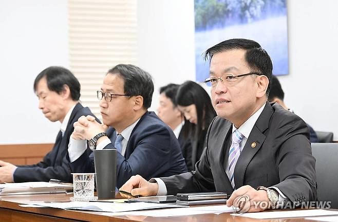 서울-세종 간 화상 확대간부회의 주재하는 최상목 부총리 (서울=연합뉴스) 최상목 경제부총리 겸 기획재정부 장관이 18일 서울 종로구 정부서울청사에서 서울-세종 간 화상으로 열린 확대간부회의를 주재하고 있다. 2024.3.18 [기획재정부 제공. 재판매 및 DB 금지] photo@yna.co.kr