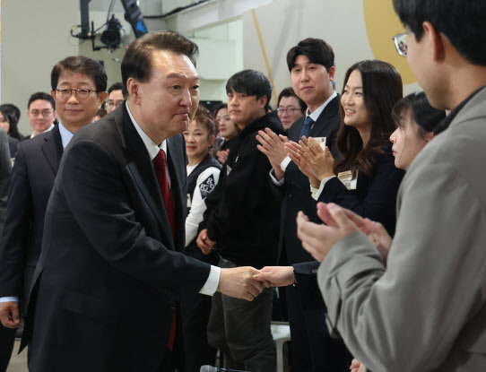 <Y윤석열 대통령이 19일 서울 영등포구 문래예술공장에서 ‘도시혁신으로 만드는 새로운 한강의 기적’을 주제로 열린 스물한 번째 국민과 함께하는 민생토론회에 입장하며 참석자와 인사하고 있다. (사진=연합뉴스)