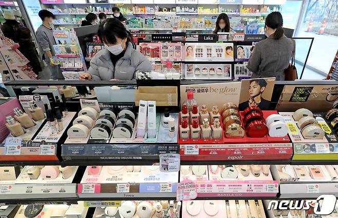 29일 서울 종로구에 위치한 올리브영 매장을 찾은 시민들이 색조 화장품을 고르고 있다. 2023.1.29/뉴스1 ⓒ News1 장수영 기자