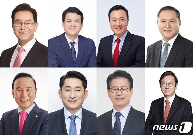 왼쪽부터 국민의힘 이종배 후보, 민주당 김경욱 후보, 국민의힘 엄태영 후보, 민주당 이경용 후보, 국민의힘 박덕흠 후보, 민주당 이재한 후보, 민주당 임호선 후보, 국민의힘 경대수 후보.(충북선거관리위원회 제공)./뉴스1