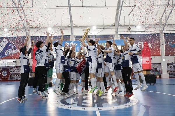 flex 2023-24 FK리그 슈퍼리그 2년 연속 우승을 차지한 경기LBFS 선수들이 기뻐하고 있다. 사진┃한국풋살연맹