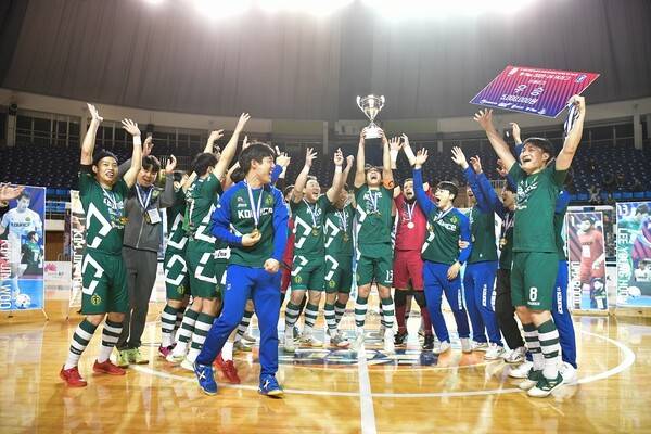 flex 2023-24 FK리그 드림리그 우승을 차지한 전주매그풋살클럽 선수들이 환호하고 있다. 사진┃한국풋살연맹