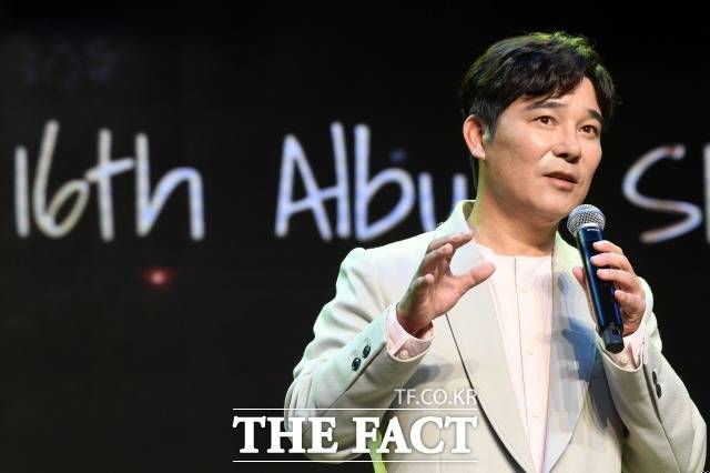 소시에테제너랄(SG) 증권발 주가폭락 사태를 수사하는 검찰이 주가조작 세력으로 지목된 라덕연(43) H투자컨설팅업체 대표에 거액을 투자한 가수 임창정(51) 씨를 피의자 신분으로 조사했다. /더팩트 DB