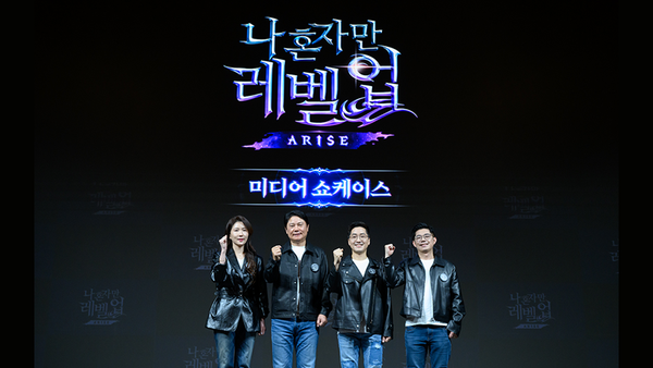 19일 서울 구로구 넷마블 사옥 지타워에서 열린 '나 혼자만 레벨업: 어라이즈' 미디어쇼케이스에서 (왼쪽부터)조신화 넷마블 사업그룹장과 권영식 넷마블·넷마블네오 대표이사, 김준성 넷마블네오 개발총괄 본부장, 진성건 넷마블네오 개발 PD가 사진촬영을 하고 있다. (사진=넷마블)