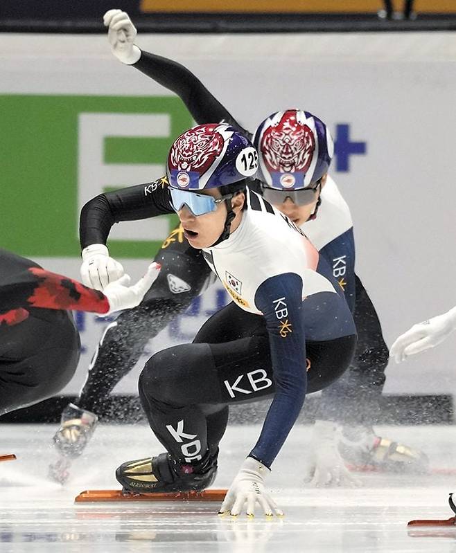 18일 쇼트트랙 세계선수권 1000m 결승에서 황대헌(왼쪽)에 밀린 박지원이 중심을 잃고 있다. /AP 연합뉴스