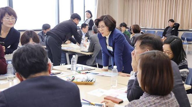 지난 18일 열린 '안성시 교육 브랜드 구상 원탁토론회'에서 김보라 시장이 참석자들과 대화를 나누고 있다. ⓒ안성시 제공