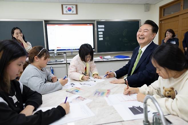 윤석열 대통령이 14일 전남 무안군 오룡초등학교를 방문해 늘봄학교 창의미술 프로그램을 참관하며 학생들과 대화를 나누고 있다. 대통령실 제공