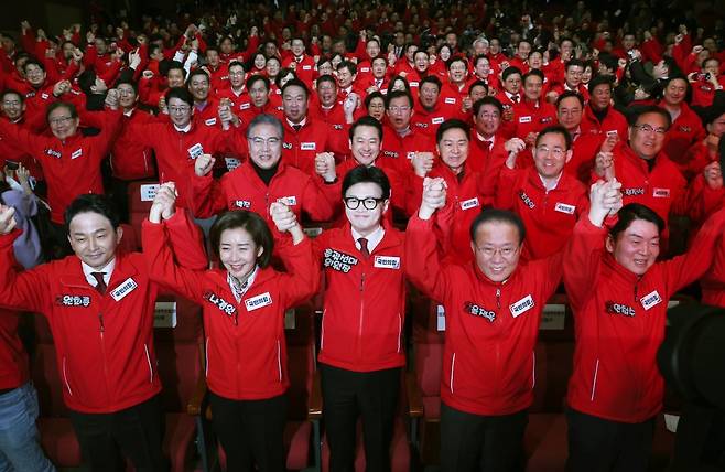 한동훈 국민의힘 총괄선대위원장과 윤재옥, 나경원 공동선대위원장 등이 19일 서울 여의도 국회에서 열린 제22대 총선 중앙선대위 발대식 및 공천자대회에서 손을 맞잡고 있다. 2024.3.19/뉴스1